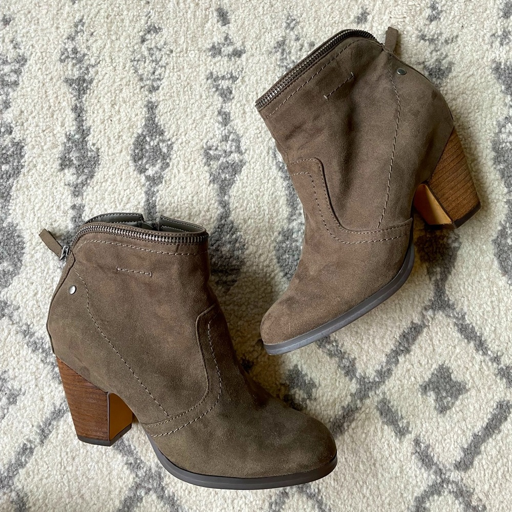 Lowered! 💥 Women’s Crown Vintage Taupe Booties - Picture 2 of 12